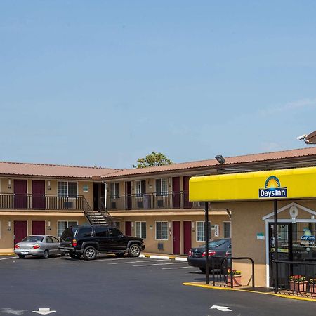 Days Inn By Wyndham Portland Central Exterior foto