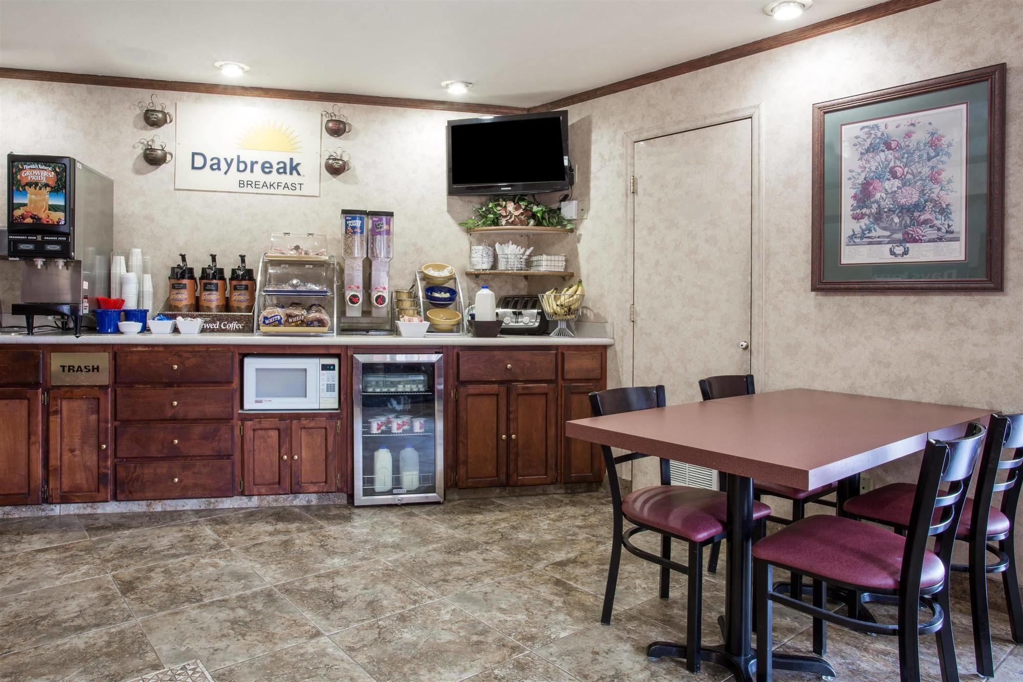 Days Inn By Wyndham Portland Central Exterior foto